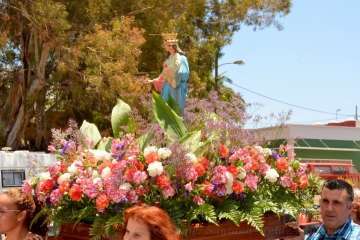 Un vecino echa un cable para la misa en Tecén (Foto Francisco J. Santana)